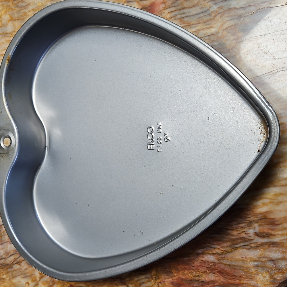 EKCO Heart-Shaped Silver Baking Pan 9"